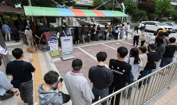 제21대 대통령 선거일인 3일 서울 영등포구 여의도중학교에 마련된 여의도제4투표소에서 시민들이 투표를 위해 줄 서 있다. (사진=연합뉴스)