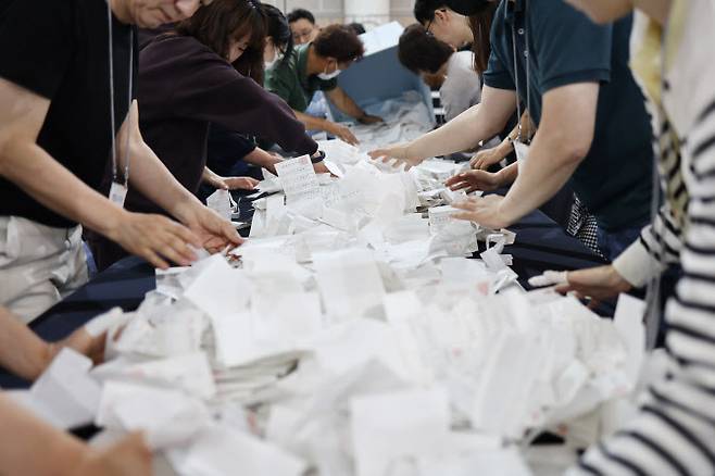 제21대 대통령선거일인 3일 서울 서대문구 명지전문대 체육관에 마련된 개표소에서 개표 작업이 진행되고 있다. (사진=연합뉴스)