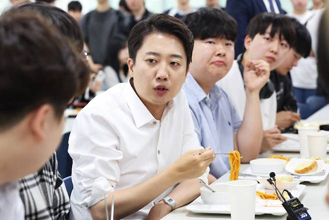 개혁신당 이준석 대선 후보가 2일 경기도 시흥시 정왕동 한국공학대학교에서 열린 ‘학식먹자 이준석’ 행사에서 학식을 먹으며 학생들과 대화하고 있다.(사진=연합뉴스)