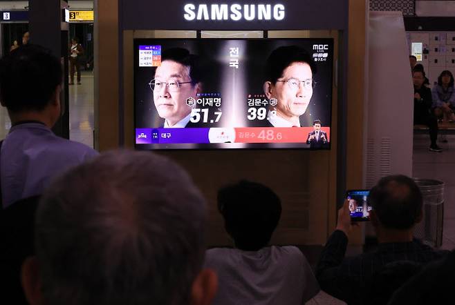 제21대 대통령선거가 치러진 3일 서울역 대합실에서 시민들이 TV를 통해 선거 출구조사 결과 발표 방송을 지켜보고 있다.(사진=연합뉴스)
