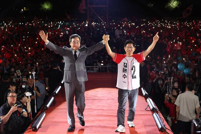 김문수 국민의힘 대선 후보가 지난 2일 서울시청 앞 서울광장에서 열린 피날레 유세에서 새미래민주당 이낙연 상임고문의 손을 잡고 지지를 호소하고 있다. (사진=공동취재)