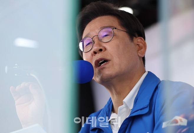 [이데일리 노진환 기자] 이재명 더불어민주당 대선 후보가 25일 오후 충남 당진시 당진전통시장에서 열린 유세에서 시민들에게 지지를 호소하고 있다.