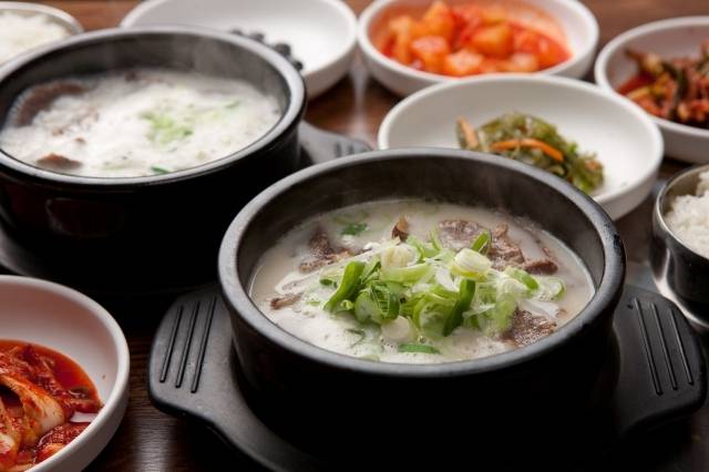 소금 섭취는 필수지만 지나치면 독이 된다. 설렁탕이 나오면 무조건 소금부터 치는 습관을 바꿔야 위암 예방에 좋다. [사진=게티이미지뱅크]