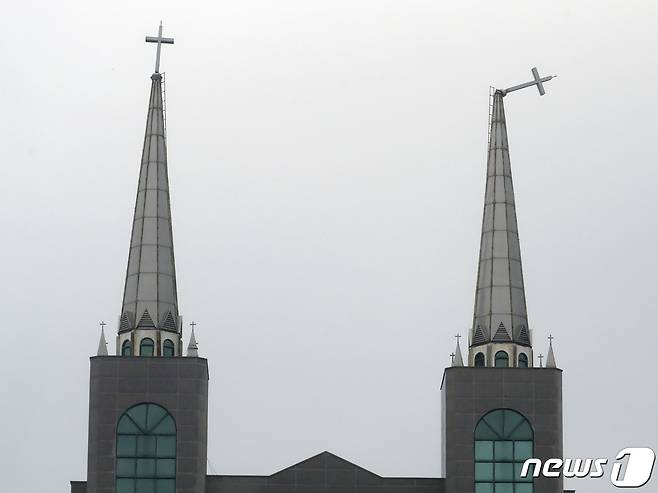 (대전충남=뉴스1) 최형욱 기자 = 3일 대전·충남은 대체로 흐린 가운데 오후 들어 대부분의 지역에 강한 바람이 불 것으로 예보됐다. 충남 태안군 한 교회 십자가가 강풍에 휘어져 있다. (자료사진) /뉴스1