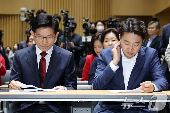 김문수 국민의힘 대통령 후보(왼쪽)와 이준석 개혁신당 대통령 후보가 19일 오전 서울 중구 서울시청에서 열린 '약자와 동행하는 서울 토론회'에 참석해 나란히 앉아 있다. 2025.5.19/뉴스1 ⓒ News1 민경석 기자