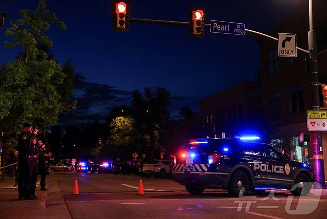 미국 콜로라도주 볼더 지역에서 1일(현지시간) 한 남성이 화염 방사기로 군중을 위협한 사건이 발생해 경찰이 출동했다. 2025.06.01 ⓒ 로이터=뉴스1 ⓒ News1 정지윤 기자