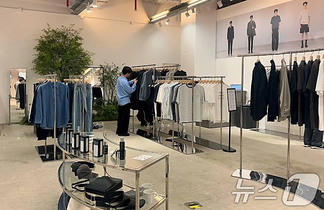 한 고객이 잠실 롯데월드몰 이사칠 팝업스토어에서 상품을 살펴보는 모습. 본 기사 내용과는 무관한 사진.(롯데백화점 제공. 재판매 및 DB금지) 2025.5.6/뉴스1