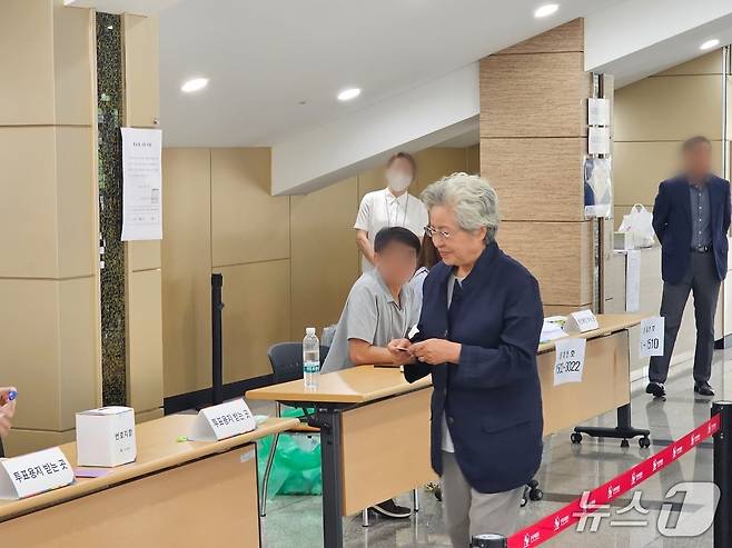 3일 오전 김해시 진영읍 한빛도서관에 마련된 투표소를 찾은 권양숙 여사가 투표지를 수령한 후 기표소로 향하고 있다. ⓒ 뉴스1 박민석 기자