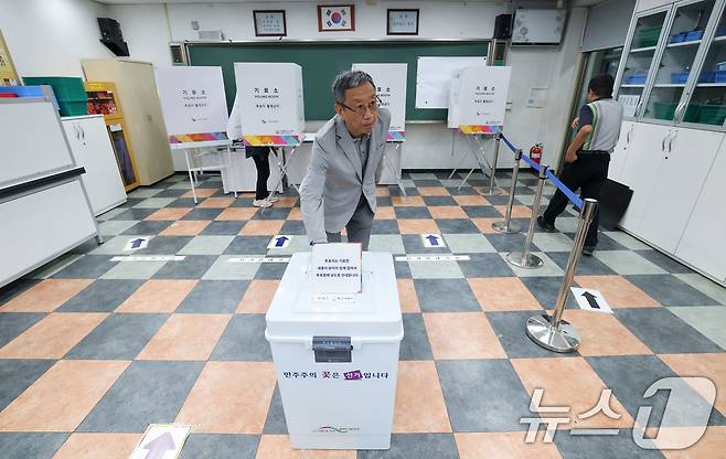제21대 대통령 선거일인 3일 서울 강동구 성내중학교 과학실험실에 마련된 성내1동 제2투표소에서 한 유권자들이 투표하고 있다. 2025.6.3/뉴스1 ⓒ News1 박세연 기자