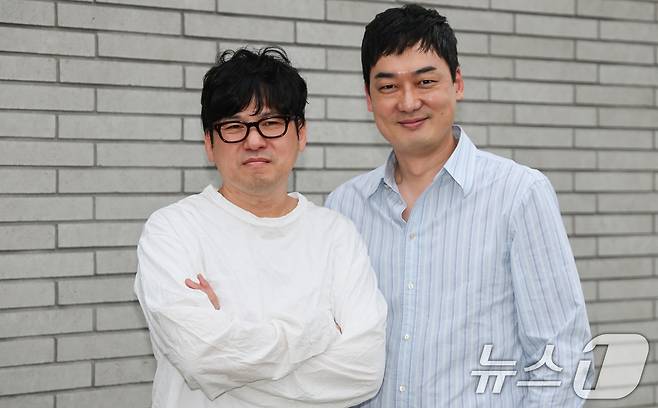 뮤지컬 '보이스 오브 햄릿 : 더 콘서트'의 오필영 프로듀서(오른쪽)와 김성수 음악 수퍼바이저가 2일 서울 종로구 이모셔널씨어터에서 인터뷰를 하기 앞서 포즈를 취하고 있다. 2025.6.2/뉴스1 ⓒ News1 허경 기자