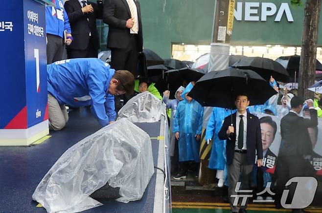 이재명 더불어민주당 대통령 후보가 '이순신 호국 벨트' 유세차 15일 오후 전남 순천시 연향동 패션의 거리를 찾아 지지자들을 향해 큰절을 하고 있다.2025.5.15/뉴스1 ⓒ News1 안은나 기자