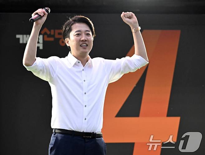 이준석 개혁신당 대통령 후보가 21대 대통령선거를 하루 앞둔 2일 오후 대구 수성구 수성못 상화동산을 찾아 지지를 호소하고 있다. 2025.6.2/뉴스1 ⓒ News1 공정식 기자