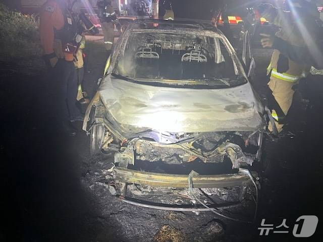 남편 방화로 불에 탄 승용차.(홍성소방서 제공. 재판매 및 DB금지)