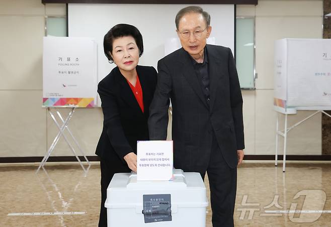 이명박 전 대통령과 부인 김윤옥 여사가 3일 서울 강남구 국민연금공단 서울남부지역본부에 마련된 제21대 대통령 선거 투표소에서 투표를 하고 있다. 2025.6.3/뉴스1 ⓒ News1 허경 기자