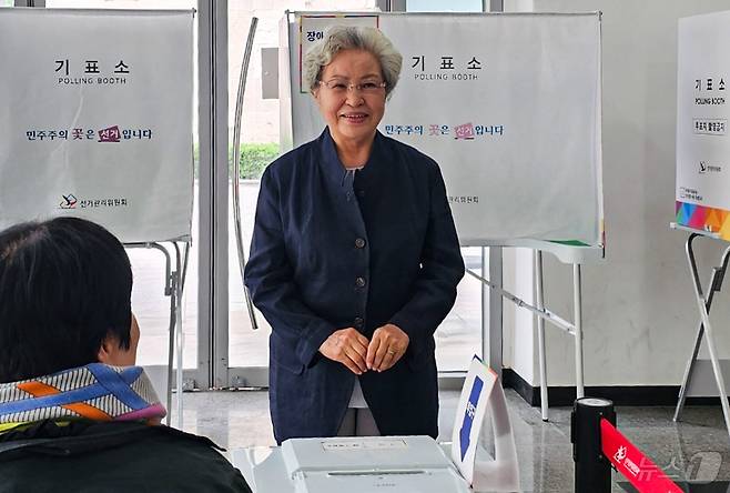 권양숙 여사가 3일 오전 경남 김해시 진영읍 한빛도서관에 마련된 투표소를 찾아 투표하고 있다. 2025.6.3/뉴스1 ⓒ News1 박민석 기자