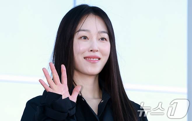 배우 서현진이 26일 오전 패션쇼 참석 차 인천국제공항 제2터미널을 통해 이탈리아 밀라노로 출국에 앞서 포즈를 취하고 있다. 2025.2.26/뉴스1 ⓒ News1 김진환 기자