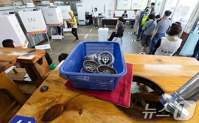 제21대 대통령 선거일인 3일 오전 경기 광명시의 한 음식점에 마련된 소하2동 제4투표소에서 유권자들이 투표하고 있다. 2025.6.3/뉴스1 ⓒ News1 이승배 기자