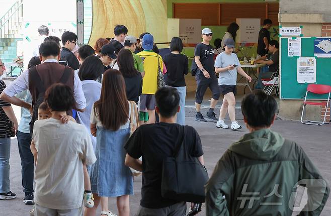 제21대 대통령 선거 투표일인 3일 서울 강북구 삼각산초등학교에 마련된 투표소에서 유권자가 투표를 하기 위해 투표를 하기 위해 줄을 서 있다. 2025.6.3/뉴스1 ⓒ News1 허경 기자