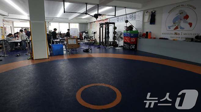 제21대 대통령 선거일인 3일 부산 수영구 레슬링넘버원 멀티짐에 마련된 남천제2동 제3투표소에서 유권자들이 투표를 하고 있다. 2025.6.3/뉴스1 ⓒ News1 윤일지 기자