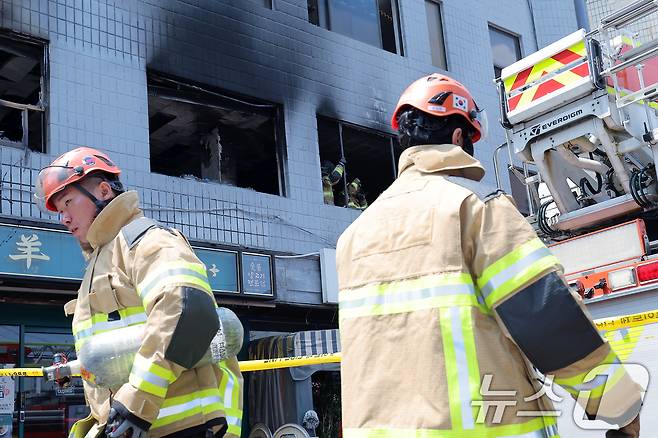 3일 서울 중구 신당동 봉제공장에서 화재가 발생, 출동한 소방 대원들이 깨진 유리창과 창틀을 정리하고 있다.  2025.6.3/뉴스1 ⓒ News1 박정호 기자