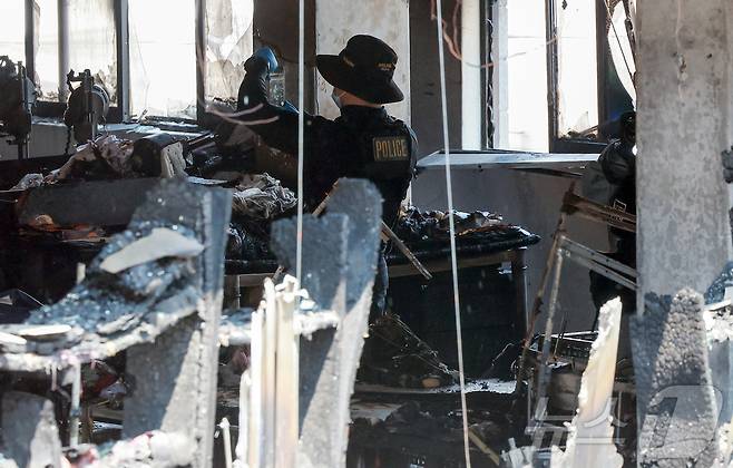 경찰 관계자가 3일 오전 화재가 발생한 서울 중구 신당동의 한 봉제공장에서 화재조사를 하고 있다.  2025.6.3/뉴스1 ⓒ News1 김진환 기자