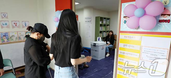 제21대 대통령 선거 투표일인 3일 전북 전주시 금상어린이집에 마련된 우아2동 제3투표소를 찾은 유권자들이 투표를 하기 위해 장내로 들어서고 있다. 2025.6.3/뉴스1 ⓒ News1 유경석 기자