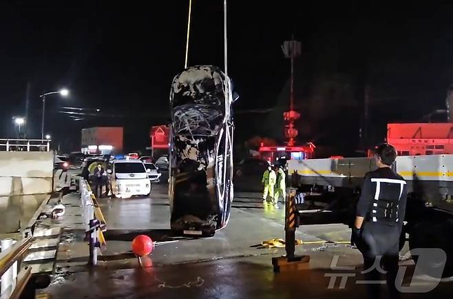 목포해경이 지난 2일 진도군 진도항에서 일가족 4명이 탑승했던 차량을 인양하고 있다.(목포해경 제공. 재판매 및 DB 금지) 2025.6.3/뉴스1 ⓒ News1 박지현 기자