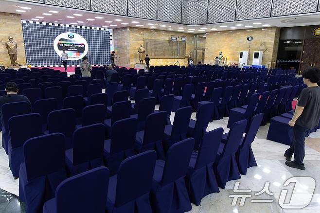 제21대 대통령선거일인 3일 오후 서울 여의도 국회 로텐더홀에서 관계자들이 취임식 준비를 하고 있다. 2025.6.3/뉴스1 ⓒ News1 이재명 기자