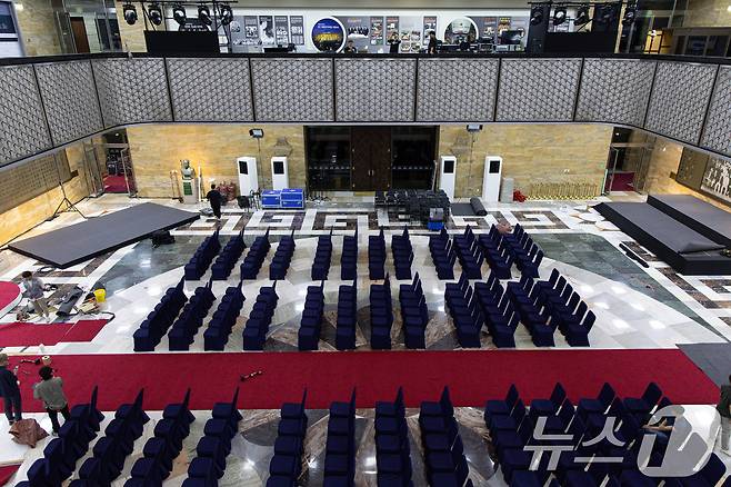 제21대 대통령선거일인 3일 오후 서울 여의도 국회 로텐더홀에서 관계자들이 취임식 준비를 하고 있다. 2025.6.3/뉴스1 ⓒ News1 이재명 기자