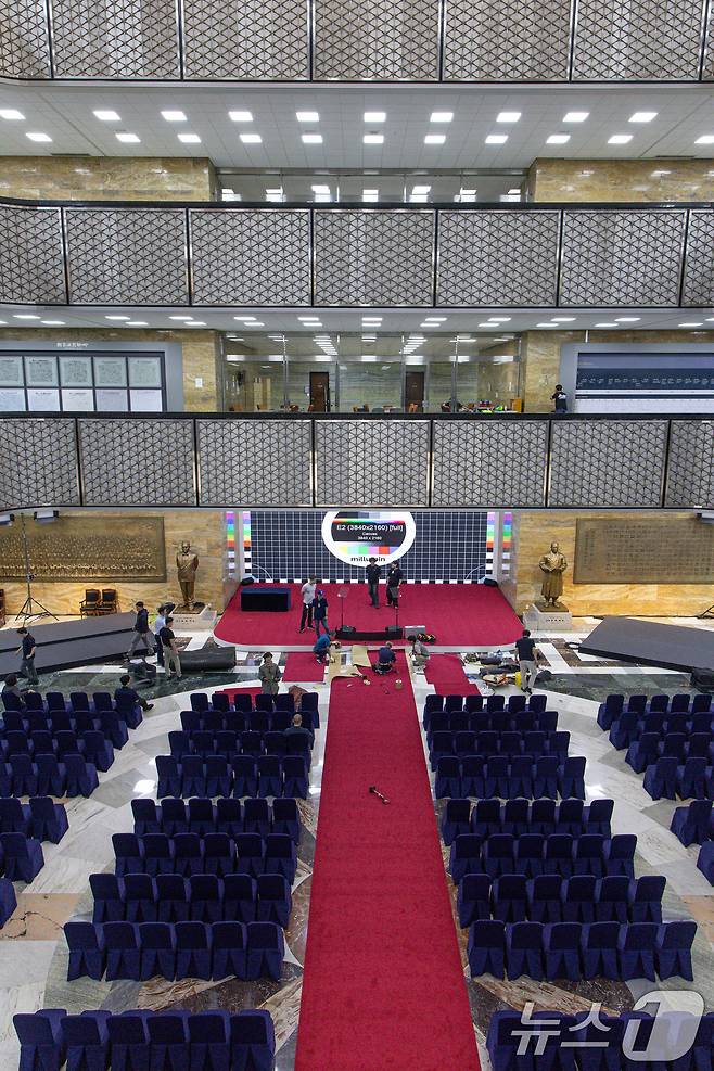제21대 대통령선거일인 3일 오후 서울 여의도 국회 로텐더홀에서 관계자들이 취임식 준비를 하고 있다. 2025.6.3/뉴스1 ⓒ News1 이재명 기자