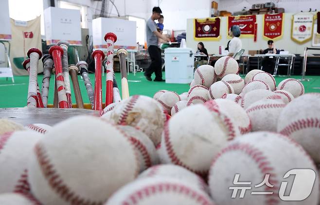 제21대 대통령 선거일인 3일 서울 중구 청구초등학교 야구부실내훈련장에 마련된 청구동 제1투표소를 찾은 유권자들이 투표하고 있다. 2025.6.3/뉴스1 ⓒ News1 김성진 기자