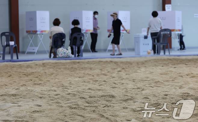 제21대 대통령 선거일인 3일 경기 성남시 중원구 성남종합운동장 실내씨름장에 마련된 성남동제2투표소에서 유권자들이 투표를 하고 있다. 2025.6.3/뉴스1 ⓒ News1 김영운 기자