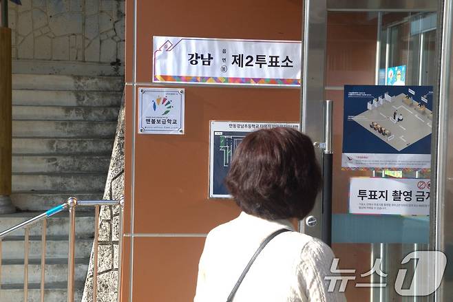 3일 오전 7시쯤 경북 안동시 정하동 강남초등학교에 설치된 제 21대 대통령선거 강남 제2 투표소에 시민들의 투표 행렬이 이어지고 있다. 2025.6.3/뉴스1 ⓒ News1 신성훈 기자