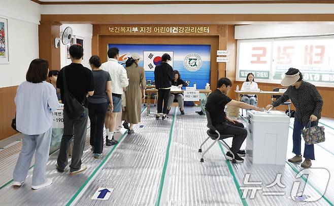 제21대 대통령선거 본투표날인 3일 오전 광주 남구 진월동 제5투표소인 백두태권도 체육관에서 유권자들이 투표를 하고 있다. 2025.6.3/뉴스1 ⓒ News1 김태성 기자