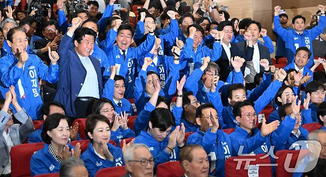 더불어민주당 의원 및 관계자들이 3일 서울 여의도 국회의원회관 개표상황실에서 제21대 대통령선거 지상파 출구조사 결과 이재명 후보가 51.7%로 앞서는 것으로 발표되자 환호하고 있다. (공동취재) 2025.6.3/뉴스1 ⓒ News1 안은나 기자