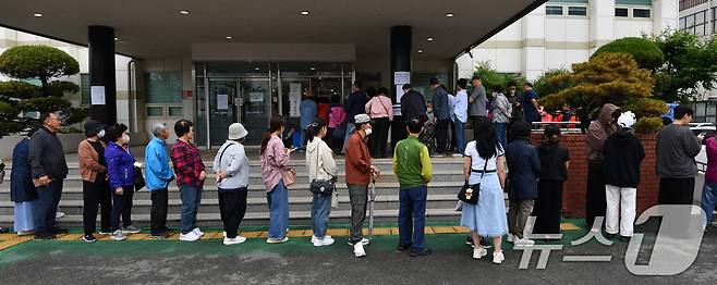 제21대 대통령 선거일인 3일 유권자들이 경북 포항시 죽도동 포항고용복지센터에 마련된 투표소에서 줄을 서서 기다리고 있다. 2025.6.3/뉴스1 ⓒ News1 최창호 기자
