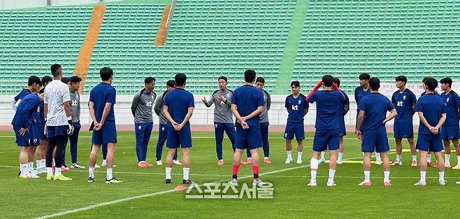 이민성 22세 이하 대표팀 감독이 2일 원주종합운동장에서 실시한 훈련에서 발언하고 있다. 원주 | 정다워 기자