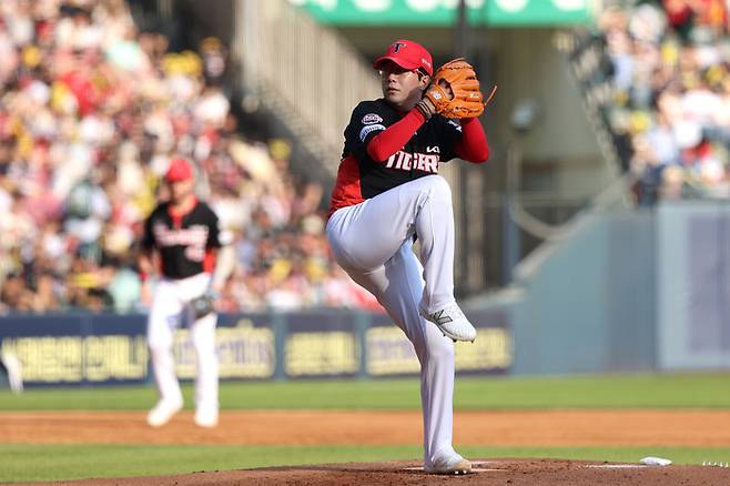 양현종이 투구에 임하고 있다. 사진 | 두산 베어스