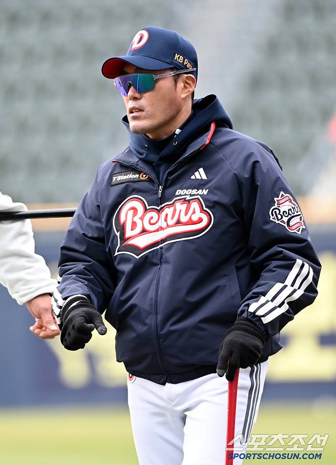 30일 잠실야구장에서 열린 삼성과 두산의 경기, 두산 조성환 코치가 훈련을 지켜보고 있다. 잠실=허상욱 기자wook@sportschosun.com/2025.03.30/