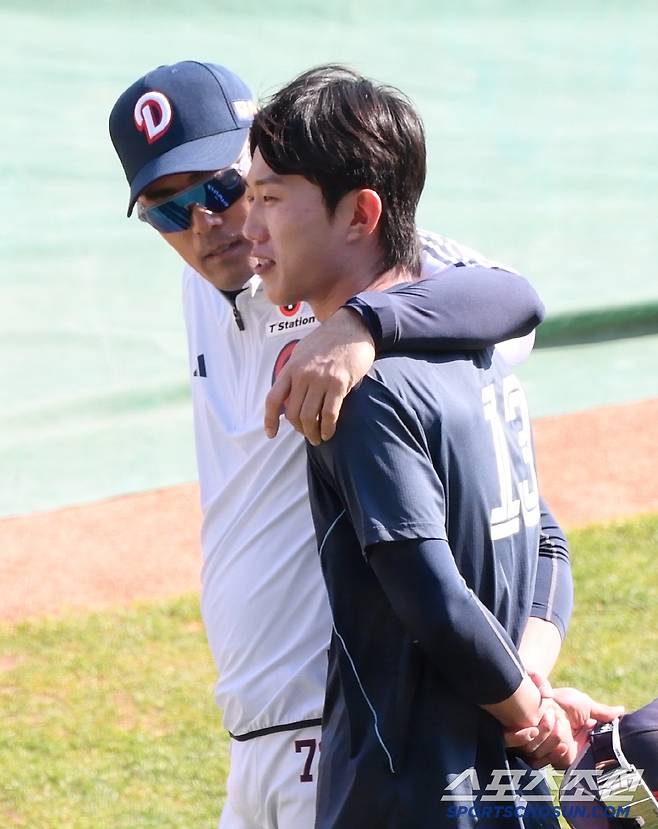 25일 서울 잠실구장에서 열린 롯데-두산전. 롯데 전민재가 두산 조성환 코치와 반갑게 인사하고 있다. 잠실=정재근 기자 cjg@sportschosun.com/2025.4.25/