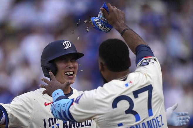 LA다저스 김혜성(왼쪽)이 1일(한국시각) LA 다저스타디움에서 열린 뉴욕 양키스와의 홈경기에서 2회말 투런홈런을 친 뒤 팀 동료 키케 에르난데스로부터 격렬한 축하를 받고 있다 .

<저작권자(c) 연합뉴스, 무단 전재-재배포, AI 학습 및 활용 금지>