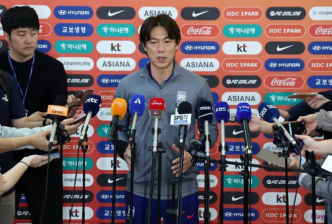 인터뷰하는 홍명보 감독

    (영종도=연합뉴스) 윤동진 기자 = 홍명보 대한민국 축구대표팀 감독이 2일 인천국제공항 제1터미널을 통해 이라크로 출국하기 앞서 인터뷰를 하고 있다. 2025.6.2