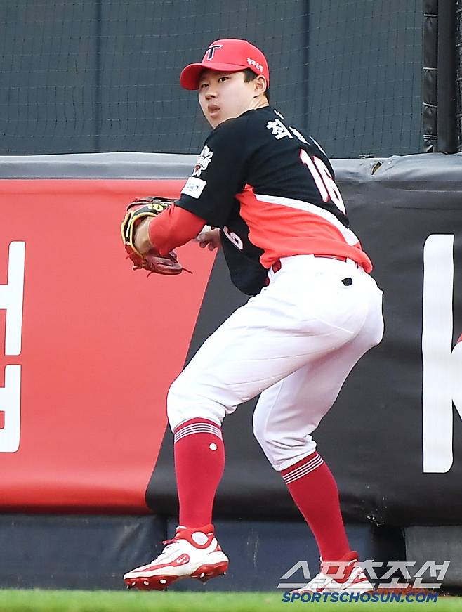 21일 수원 KT위즈파크에서 열린 KIA-KT전. 1회말 1사 1, 3루 장성우의 평범한 플라이를 놓친 우익수 최원준이 1루쪽 펜스까지 흘러간 공을 따라가 잡고 있다. 수원=정재근 기자 cjg@sportschosun.com/2025.5.21/