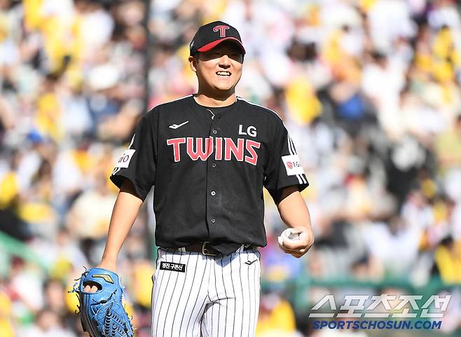 25일 인천 SSG랜더스필드에서 열린 LG-SSG전. 선발 송승기가 7회말 2사 1루에서 교체되며 뿌듯한 미소를 짓고 있다. 인천=정재근 기자 cjg@sportschosun.com/2025.5.25/