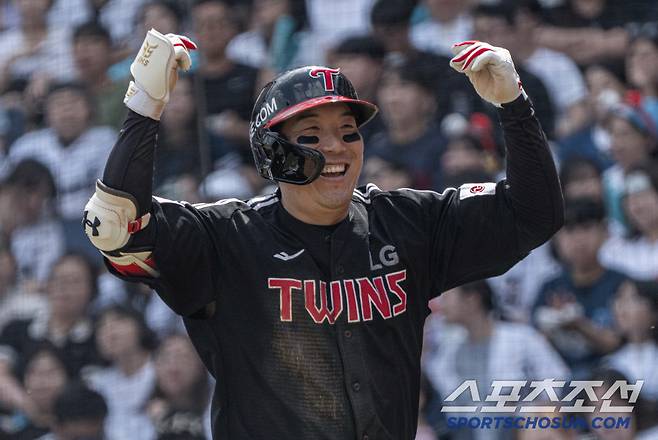 LG 김현수가 4회초 스리런포를 날린 뒤 기뻐하고 있다. 사진제공=LG 트윈스