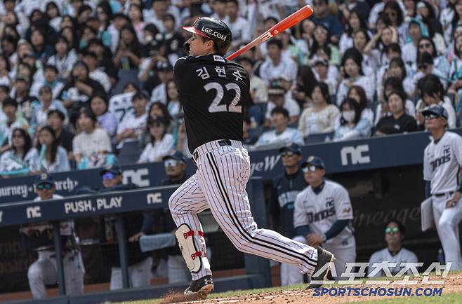LG 김현수가 4회초 스리런포를 날리고 있다. 사진제공=LG 트윈스