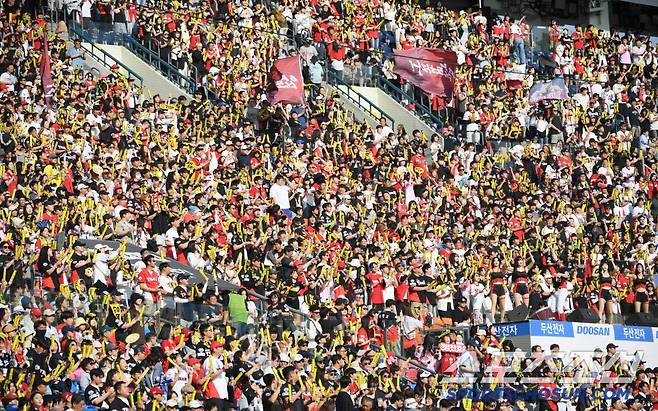 3일 잠실구장에서 열린 두산 베어스와 KIA 타이거즈의 경기. KIA 팬들이 열띤 응원전열 펼치고 있다. 잠실=박재만 기자 pjm@sportschosun.com/2025.06.03/