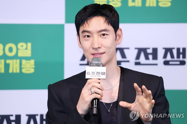 배우 이제훈이 29일 오후 서울 용산구 CGV용산아이파크몰에서 열린 영화 '소주전쟁' 언론시사회 및 기자간담회에서 인사말을 하고 있다. ⓒ연합뉴스