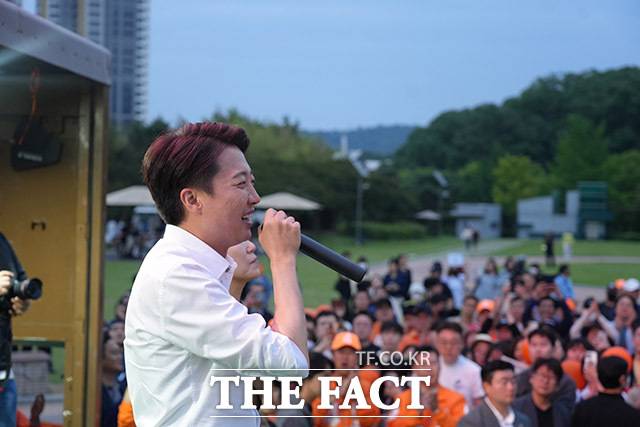 이준석 개혁신당 대선 후보가 2일 오후 대구 수성구 수성못 상화동산에서 열린 피날레 집중유세에서 지지를 호소하고 있다. /개혁신당