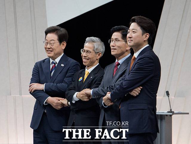 21대 대통령은 그 어느 때보다 무거운 등짐을 지고 있다. 그가 가는 길은 향기로운 꽃 길이 아니다. 살을 에는 얼음고원과 목 타는 열사의 사막과 메마른 날카로운 덩굴이 구르는 가시밭길이다. 제21대 대통령 선거에 출마한 이재명 더불어민주당, 권영국 민주노동당, 김문수 국민의힘, 이준석 개혁신당 대선 후보(왼쪽부터)./국회사진기자단